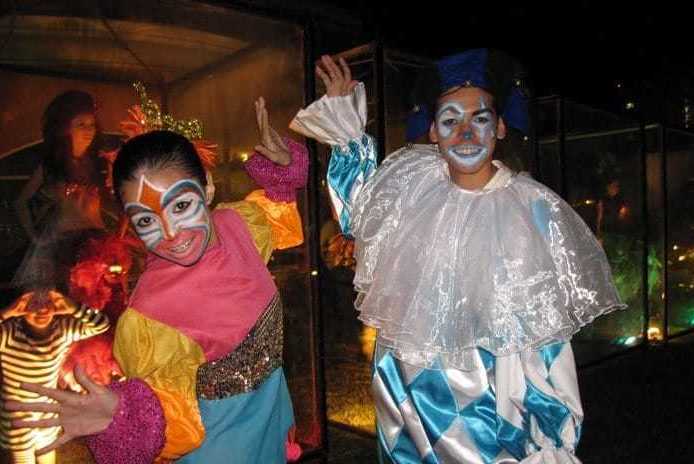 Fiesta carnestolenda durante la tradicional pega de calcomanías de Carnaval.