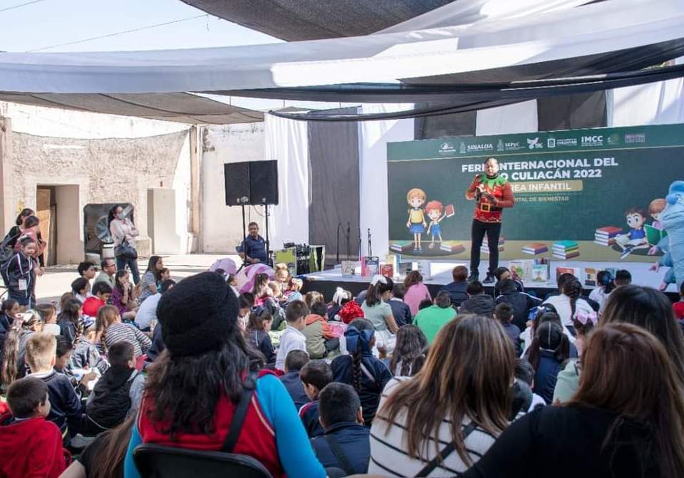 Cuentos entretienen a niños y adultos en el área infantil de la FIL-Culiacán 2022.